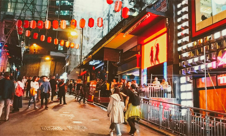 В Гонконге одному миллиону туристов выдадут ваучеры на посещение баров