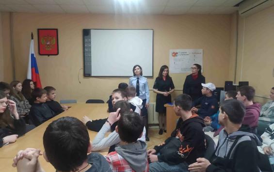 В Курске юным курянам провели лекцию сотрудники полиции
