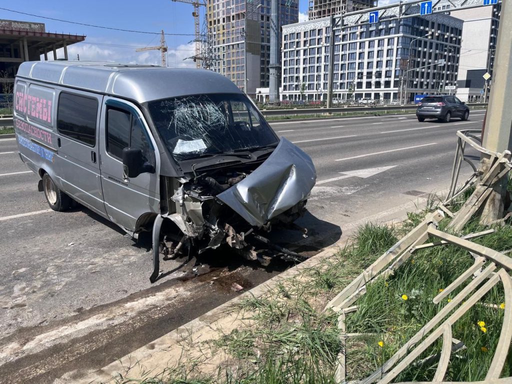 В Ставрополе водитель грузопассажирской ГАЗели не справился с управлением и совершил наезд на дорожное ограждение