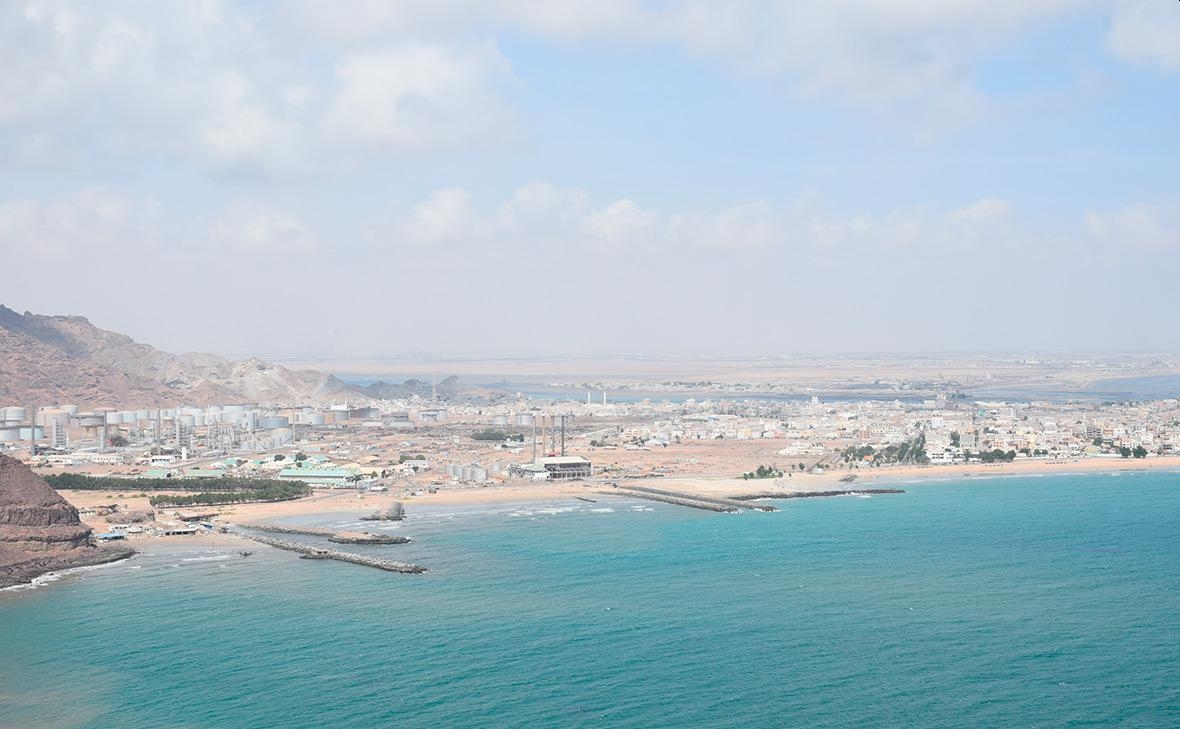 Гражданское судно получило повреждения при ракетном ударе у берегов Йемена