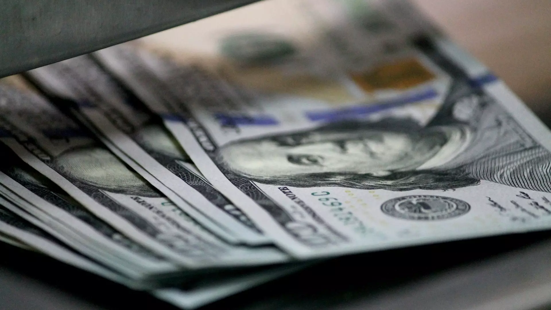 Эксперты назвали дату роста курса доллара в России до 100 рублей